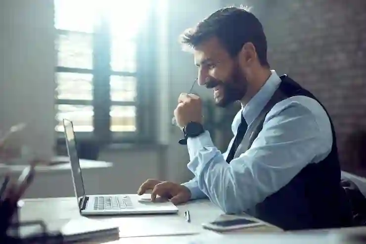 empresario-escritorio-moderno.webp