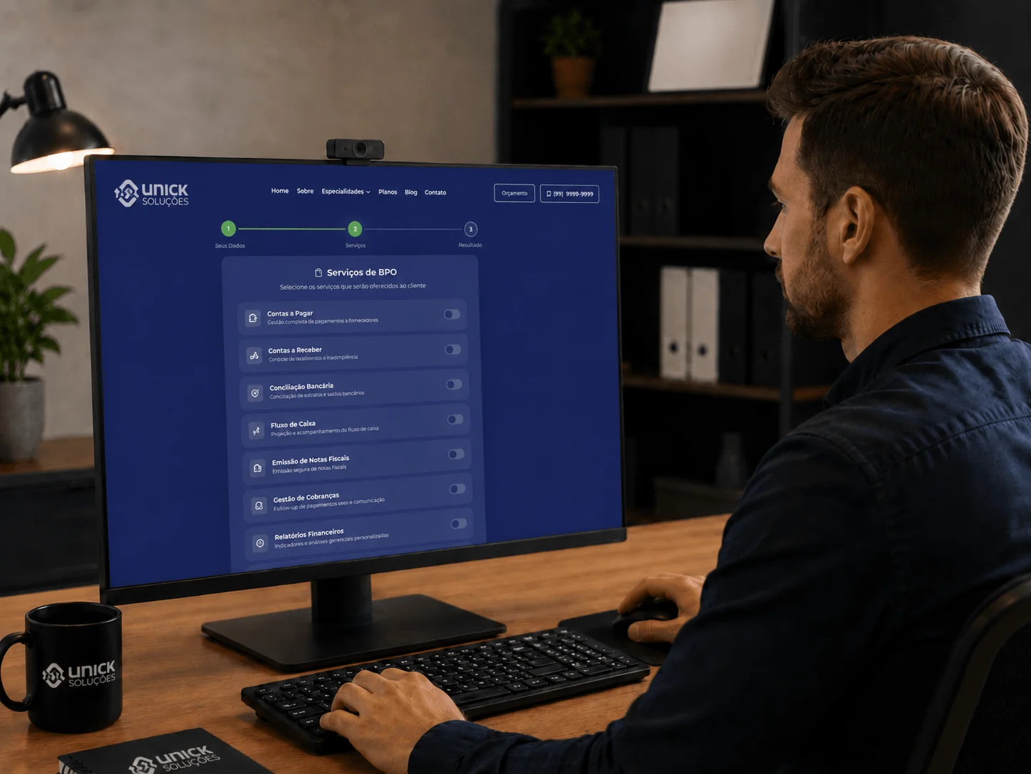 mesa-de-escritorio-com-laptop.webp